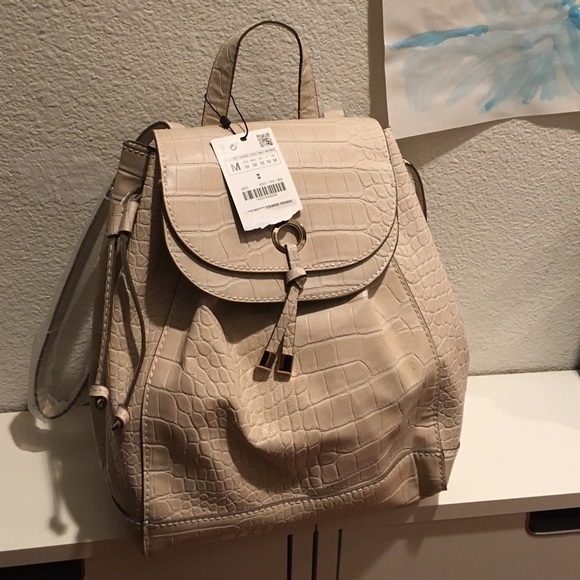 Ecru embossed backpack -- Zara